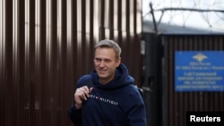 Opozicioni lider Aleksej Navalni izlazi iz zatvora u kojem je proveo 30 dana zbog pozivanja na učešće u protestu koji vlasti Moskve nisu dozvolile, 23. avgusta 2019.