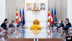 រដ្ឋមន្ត្រីការបរទេសសហរដ្ឋអាមេរិកលោក Antony Blinken និងនាយករដ្ឋមន្ត្រីកម្ពុជាលោក ហ៊ុន សែន អមដោយគណៈប្រតិភូនៃភាគីនីមួយៗ ជួបពិភាក្សាគ្នា នៅវិមានសន្តិភាព រាជធានីភ្នំពេញ ថ្ងៃទី ៤ ខែសីហា ឆ្នាំ ២០២២។ 
