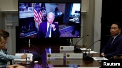 Presiden AS Joe Biden hadir secara virtual dalam pertemuan dengan delegasi dari SK Group untuk membicarakan kemungkinan investasi di AS. Pertemuan berlangsung di Gedung Putih, Washington, pada 26 Juli 2022. (Foto: Reuters/Jonathan Ernst)