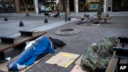 Personas sin hogar duermen en una acera en el centro de Buenos Aires, Argentina, en una fría madrugada del viernes 8 de julio de 2022. Cuatro de cada 10 argentinos son pobres y la inflación supera el 60% en los últimos 12 meses. (Foto AP/Rodrigo Abd)