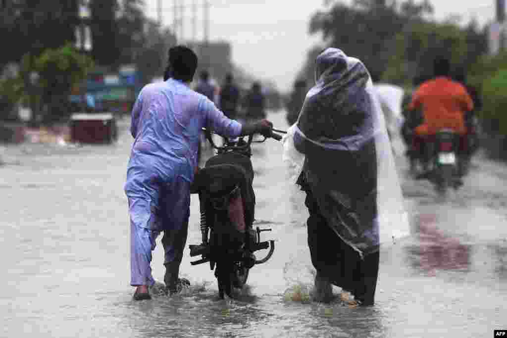 ڈسٹرکٹ سینٹرل کی کئی سڑکیں ایک بار پھر پانی سے بھر گئی ہیں۔ 