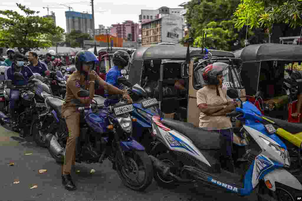Los habitantes de Sri Lanka hacen cola para comprar gasolina en una gasolinera, en Colombo.