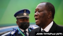 ARCHIVES - Le président de la Côte d'Ivoire, Alassane Ouattara, lors d'un sommet au bâtiment du Conseil européen à Bruxelles, le 17 février 2022. 
