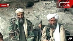 ARCHIVO - Osama bin Laden, izquierda, y Ayman al-Zawahiri hablan en la televisión Al Jazeera contra los ataques estadounidenses contra el régimen talibán en Afganistán, en esta imagen tomada de un video.