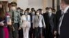 En esta foto publicada por la Oficina Presidencial de Taiwán, la presidenta de la Cámara de Representantes de Estados Unidos, Nancy Pelosi, centro izquierda, y la presidenta de Taiwán, Tsai Ing-wen, llegan a una reunión en Taipei, Taiwán, el miércoles 3 de agosto de 2022.