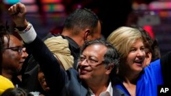 El exguerrillero Gustavo Petro y su esposa Verónica Alcocer celebran ante sus partidarios después de ganar la segunda vuelta de las elecciones presidenciales en Bogotá, Colombia, el 19 de junio de 2022.