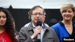 El presidente electo, Gustavo Petro, habla después de emitir su voto como candidato, en un colegio electoral, junto a su esposa Verónica Alcocer y su hija durante la segunda vuelta de las elecciones presidenciales en Bogotá, Colombia, el 19 de junio de 2022.
