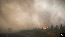 Los bomberos toman posiciones en un incendio forestal cerca de Louchats, a 35 kilómetros (22 millas) de Landiras en Gironda, suroeste de Francia, el lunes 18 de julio de 2022. (Philippe López/vía AP)