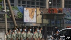 Policías paramilitares chinos marchan frente a la embajada de Estados Unidos en Beijing el miércoles 3 de agosto de 2022.