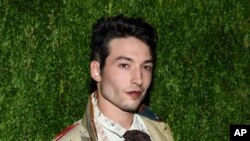 Ezra Miller assiste au 15e Vogue Fashion Fund au Brooklyn Navy Yard à New York, le 5 novembre 2018.