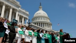 Para perempuan anggota DPR AS dari Partai Demokrat dipimpin Ketua DPR Nancy Pelosi (depan), memberikan dukungan bagi RUU Pemulihan Hak Aborsi di luar gedung Capitol di Washington DC, hari Jumat 15 Juli 2022.