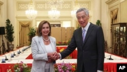 Ketua DPR AS Nancy Pelosi, kiri, dan Perdana Menteri Lee Hsien Loong berjabat tangan di Istana Kepresidenan di Singapura, Senin, 1 Agustus 2022. (Foto: via AP)