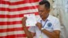 មន្រ្តី​រៀប​ចំការបោះឆ្នោត​​លើកបង្ហាញ​ស្លឹកឆ្នោតម្តងមួយសន្លឹកៗ​ ខណៈពេល​​កំពុងរាប់​សន្លឹកឆ្នោត ទៅកាន់​ក្រុម​ការងារ​អង្កេត​ការណ៍​ ​ នៅមណ្ឌល​បោះឆ្នោត​មួយ​ក្នុង​សង្កាត់​បឹង​ព្រលិត​​ ខណ្ឌ៧មករា​ រាជធានីភ្នំពេញ ​ថ្ងៃទី០៥ ខែមិថុនា ឆ្នាំ២០២២។ (ខាន់ សុគុំមនោ/វីអូអេ)