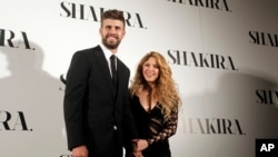 ARCHIVO - La cantante colombiana Shakira y el futbolista del FC Barcelona Gerard Piqué dijeron que se separan y que "por el bienestar de nuestros niños, que son nuestra máxima prioridad, le pedimos que respete nuestra privacidad". (Foto AP/Manu Fernández, Archivo)