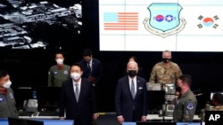 지난 5월 방한한 조 바이든 미국 대통령과 윤석열 한국 대통령이 오산 미 공군기지에 있는 항공우주작전본부(KAOC) 작전조정실을 함께 방문했다.