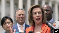La presidenta de la Cámara de Representantes, Nancy Pelosi, acompañada de otros legisladores demócratas, durante una conferencia de prensa en el Capitolio el miércoles 8 de junio de 2022, en Washington. (AP Foto/Manuel Balce Ceneta)