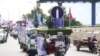 រូបឯកសារ៖ អ្នកគាំទ្រ​គណបក្ស​ភ្លើង​ទៀន​ដង្ហែ​ក្បួន​នៅ​រាជធានី​ភ្នំពេញ នា​ថ្ងៃ​បញ្ចប់​នៃ​យុទ្ធនាការ​ឃោសនា​រក​សំឡេង​ឆ្នោត ថ្ងៃទី​៣ ខែមិថុនា ឆ្នាំ​២០២២។ (ស៊ុន ណារិន/វីអូអេ)