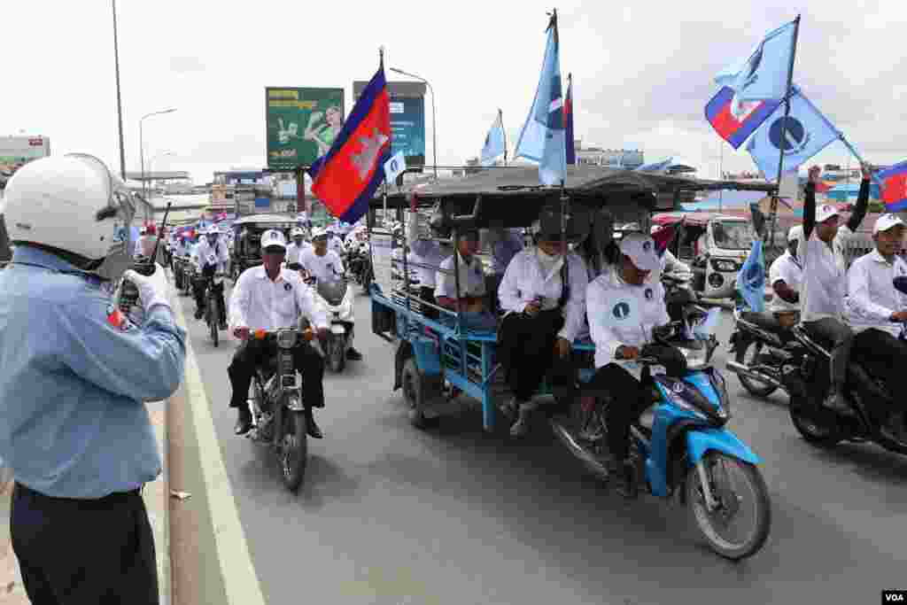 អ្នកគាំទ្រគណបក្សភ្លើងទៀនដង្ហែក្បួននៅរាជធានីភ្នំពេញ នាថ្ងៃបញ្ចប់នៃយុទ្ធនាការឃោសនារកសំឡេងឆ្នោត ថ្ងៃទី៣ ខែមិថុនា ឆ្នាំ២០២២។ (ស៊ុន ណារិន/វីអូអេ)