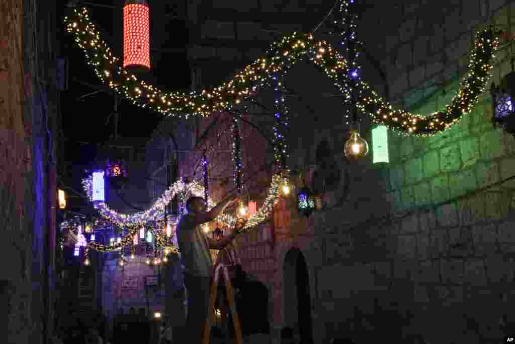 فلسطین میں رمضان کے موقع پر گلیوں کو برقی قمقموں سے سجایا جا رہا ہے۔ 