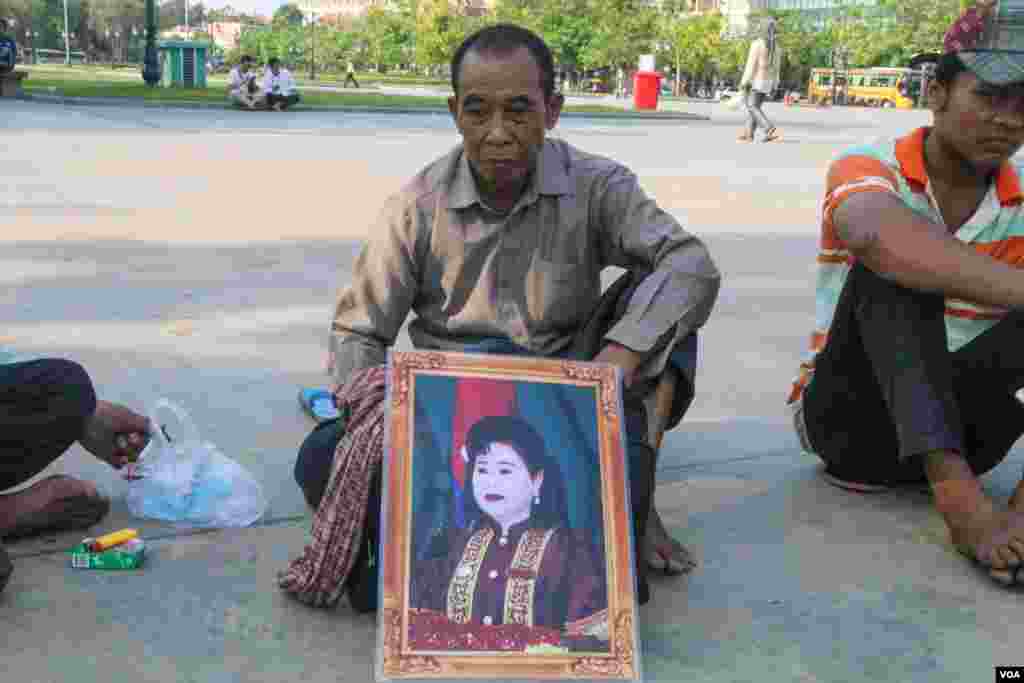 លោកឃី ផេង វ័យ ៧២ឆ្នាំ រងជម្លោះលើបញ្ហាដីធ្លីនៅខេត្តក្រចេះ ចូលរួមដាក់ញត្តិស្នើររដ្ឋាភិបាលឲ្យដោះស្រាយបញ្ហាដីធ្លីរបស់គាត់ នៅរាជធានីភ្នំពេញ នៅថ្ងៃទី ២៣ ខែមេសា ឆ្នាំ២០១៨។ (ស៊ុន ណារិន/VOA)