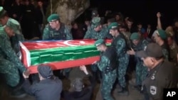 Tentara Azerbaijan membawa peti mati rekan mereka, Shamistan Sadykhov yang tewas dalam pertempuran di perbatasan Azerbaijan-Armenia, selama pemakamannya di kota Lerik, Azerbaijan, Selasa 13 September 2022.