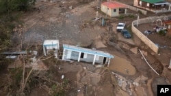 Sebuah rumah tertimbun lumpur setelah tersapu oleh Badai Fiona di Villa Esperanza di Salinas, Puerto Rico, Rabu, 21 September 2022.