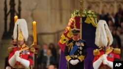 El rey Carlos III de Gran Bretaña monta guardia junto al féretro de la reina Isabel II instalado en capilla ardiente en Westminster Hall, el 16 de septiembre de 2022, en el Palacio de Westminster, Londres. 