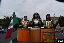 Jóvenes mexicano tocan tambores como ritmo para bailarines de folclore en Desfile de las Naciones. (Foto VOA / Tomás Guevara)