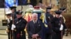 Pelayat Beri Penghormatan Terakhir Kepada Ratu Elizabeth di Katedral Edinburgh