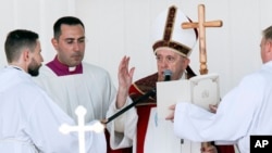 El papa Francisco bendice a los fieles al final de una misa en los terrenos de la Expo en Nur-Sultan, Kazajstán, el miércoles 14 de septiembre de 2022. El papa Francisco está en el segundo día de su viaje de tres días a Kazajistán. (Foto AP/Stanislav Filippov)