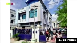 រូបថត​ដែល​ត្រូវ​បាន​ដក​ចេញ​ពី​វីដេអូ​នេះ​បង្ហាញ​ថា មនុស្ស​ដើរ​ចេញ​ពី​ផ្ទះមួយ ដែល​ត្រូវ​បាន​គេ​ជឿ​ថា​ត្រូវ​បាន​ចូល​វាយឆ្មក់​ដោយ​កងកម្លាំង​សន្ដិសុខ នៅ​ទីក្រុង Mandalay ប្រទេស​មីយ់ាន់ម៉ា ថ្ងៃទី២២ ខែមិថុនា ឆ្នាំ២០២១៊។