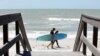 Pojedini surferi su i za vreme mera zatvaranja dolazili na plažu u okrugu Pinjelas na Floridi 