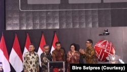 Presiden Jokow Widodo, Menteri Keuangan Sri Mulyani beserta para pemangku kepentingan Bursa Efek Indonesia (BEI) Menekan tombol pembukaan perdagangan saham di hari pertama di 2020 di Main Hall BEI, Jakarta, Kamis, 2 Januari 2020. (Foto: Biro Setpres)