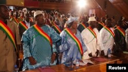 Les députés sont débout lors d’une séance à l’Assemblée nationale à Bamako, Mali, 19 février 2014.