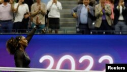La tenista Serena Williams se despide del público tras caer en la tercera ronda del US Open, en Flushing, EEUU, el 2 de septiembre de 2022.