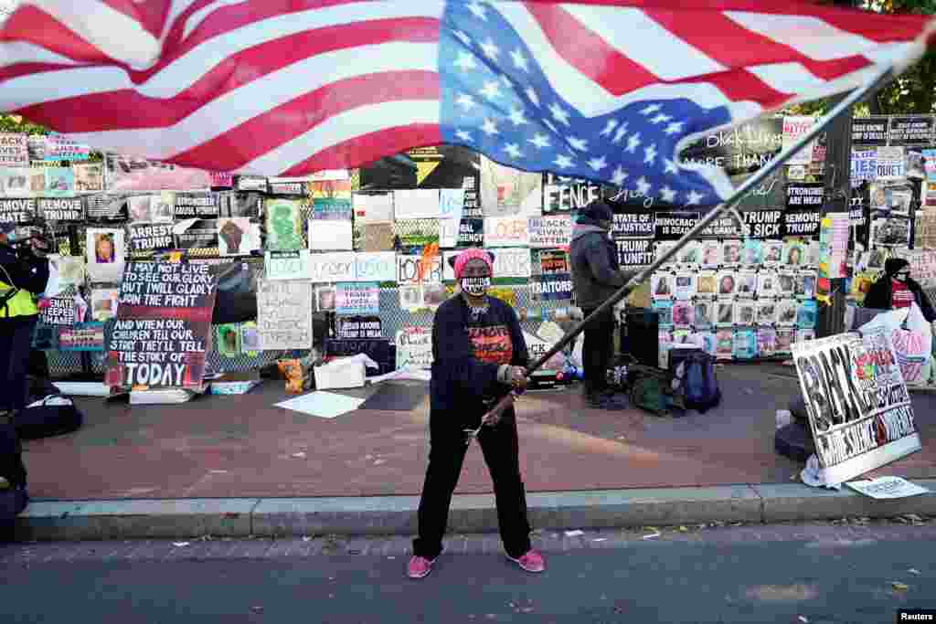 Nadine Seiler de Waldorf, Maryland, ondea una bandera estadounidense frente a la Casa Blanca el día después de las elecciones presidenciales de EE.UU. en Washington. 4 de noviembre de 2020.