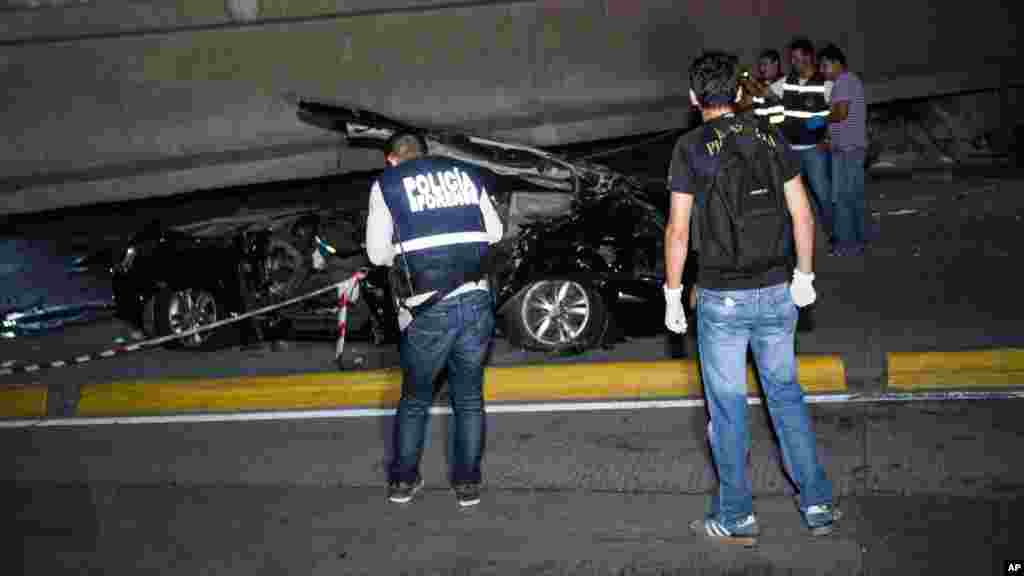 Des équipes de sauveteurs vérifient une voiture dans la ville de Guayaquil, Équateur, 17 avril 2016.