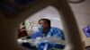 Un enfermero trata a un paciente de coronavirus en la Unidad de Cuidados Intensivos (UCI) del Centro Médico St. Mary en Apple Valley, California, EE. UU., el 1 de febrero de 2022.