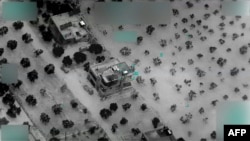 Esta combinación de imágenes del 3 de febrero de 2022 a partir de imágenes publicadas por el Departamento de Defensa de EEUU muestra el complejo que alberga al emir de ISIS Al-Qurayshi, arriba, en el noroeste de Siria antes de una redada ejecutada por las fuerzas estadounidenses.
