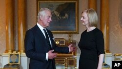 新继位的英国国王查尔斯三世在伦敦白金汉宫首次接见英国新任首相特拉斯。(2022年9月9日)