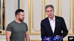 Menteri Luar Negeri AS Antony Blinken bertemu dengan Presiden Ukraina Volodymyr Zelensky, di Kyiv, Ukraina, Kamis, 8 September 2022. (Genya Savilov, Pool Photo via AP)