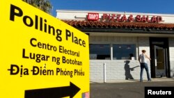 资料照片：加利福尼亚州一块被翻译成西班牙语、他加禄语和越南语的投票标志。