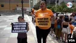 Jocelyn Murga protesta frente a una corte de Miami, Florida, tras haber sido desalojada del apartamento que ha vivido en los últimos cuatro años. [Foto: Antoni Belchi / VOA]