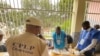 Verificando as listas durante as eleições gerais de 24 de agosto. Luanda, Angola