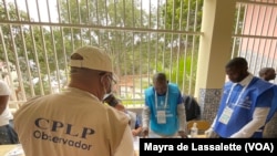 Verificando as listas durante as eleições gerais de 24 de agosto. Luanda, Angola