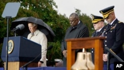 លោកប្រធានាធិបតី Joe Biden ឈរស្មឹងស្មាធគោរពវិញ្ញាណក្ខន្ធនៅក្រសួងការពារជាតិជាមួយរដ្ឋមន្ត្រីក្រសួងការពារជាតិលោក Lloyd Austin និងលោកឧត្តមសេនិយ Mark Milley ប្រធាននាយសេនាធិការចម្រុះកងយោធពលស.រ.អ. កាលពីថ្ងៃទី១១ ខែកញ្ញា ឆ្នាំ២០២២។