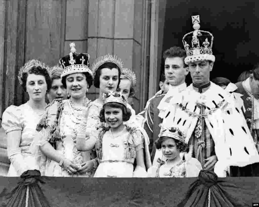 Babası 6. George 1937'de, ağabeyi 8. Edward'ın tahttan çekilmesiyle İngiltere Kralı oldu. Elizabeth de tahtın birinci sıradaki varisi.