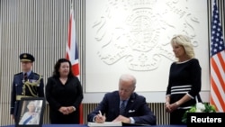 Presidente Joe Biden assina o livro de condolências pela morte da rainha Isabel II na Embaixada do Reino Unido em Washington, ao lado da primeira-dama, Jill Biden, 8 Setembro 2022 