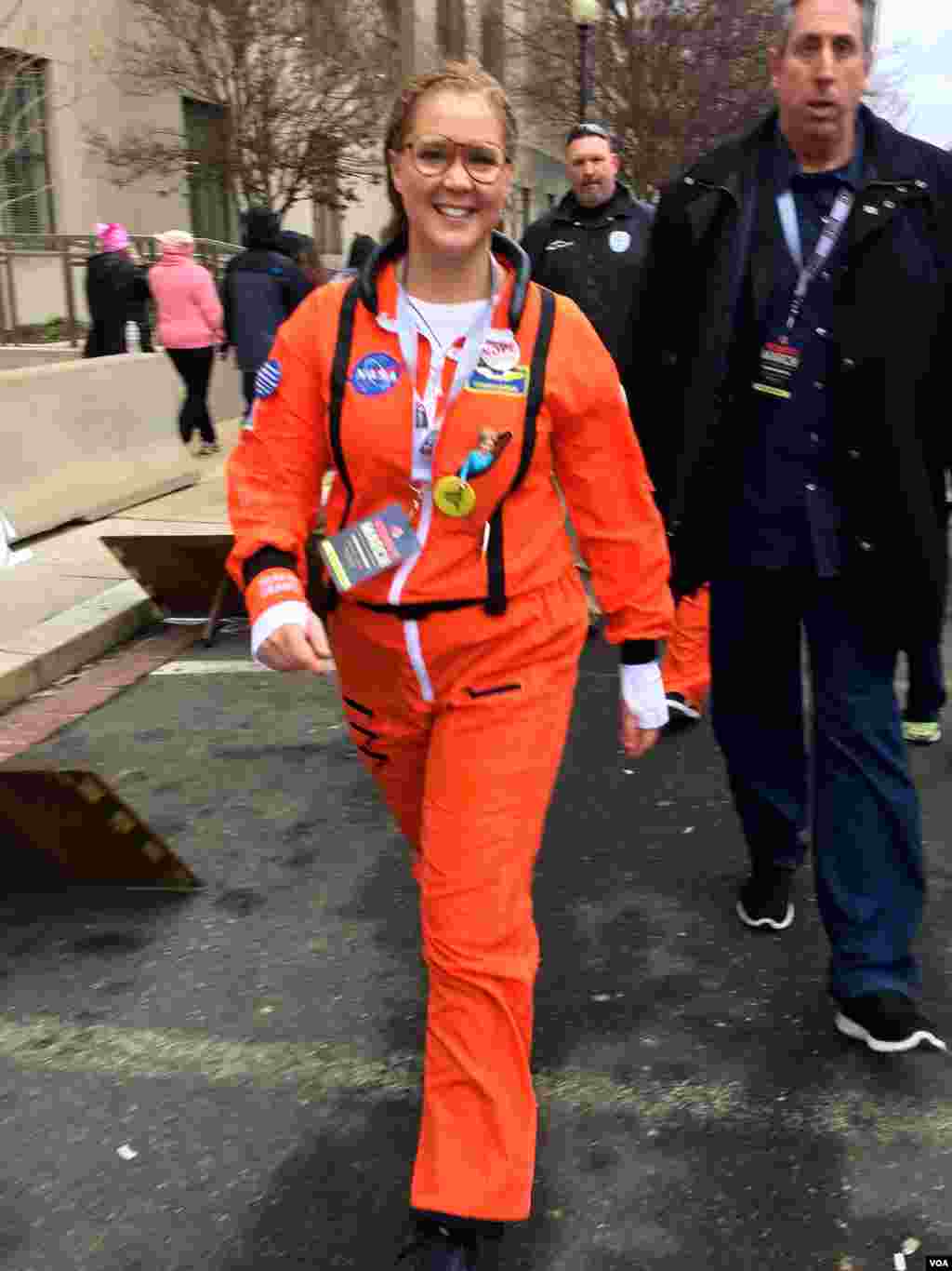 Aktris dan komedian Amy Schumer dalam protes Women's March di Washington, D.C. (21/1). (VOA/N. Ardanza)