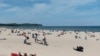 Personas disfrutan de la playa en el Mar Báltico luego del alivio de las restricciones por la COVID-19, en Sopot, Polonia, el 10 de mayo de 2020.